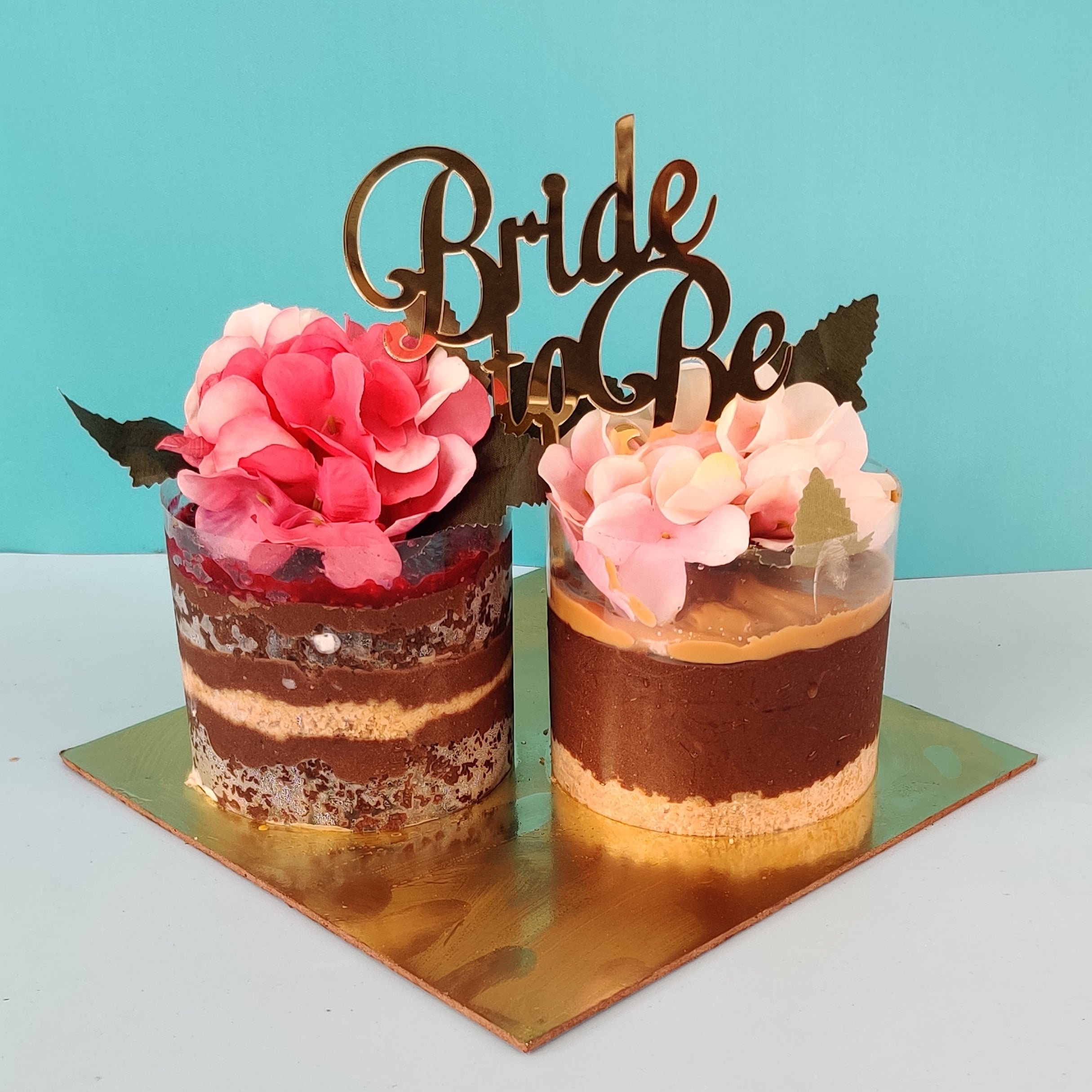 Small Wedding Cake with Fresh Flowers | Wedding cake fresh flowers, Wedding anniversary  cakes, Fresh flower cake